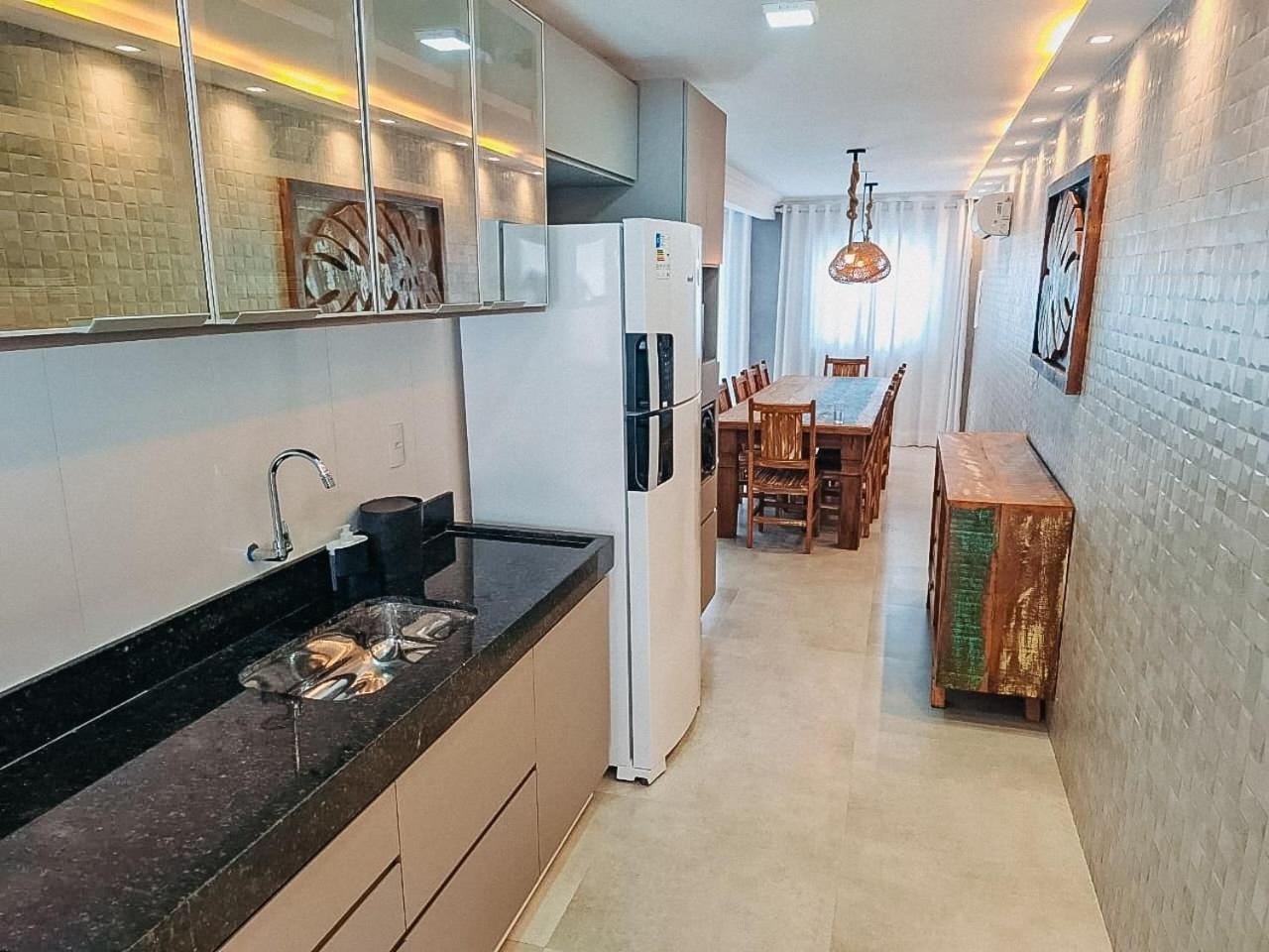 Casa Em A 200m Da Em Arraial D'ajuda, Com 3 Suites, Sala Climatizada, Area Gourmet Privativa, Internet 300mbps, Com Piscinas Adulto E Infantil, Sauna, Quadra De Tenis E Portaria 24hrs. Casa de férias