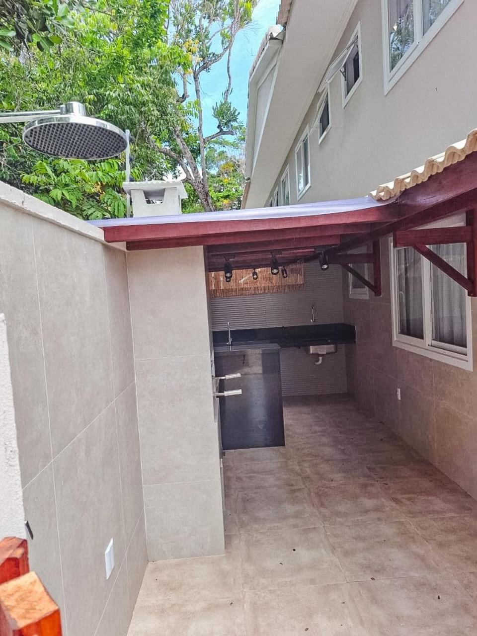 Casa Em A 200m Da Em Arraial D'ajuda, Com 3 Suites, Sala Climatizada, Area Gourmet Privativa, Internet 300mbps, Com Piscinas Adulto E Infantil, Sauna, Quadra De Tenis E Portaria 24hrs.