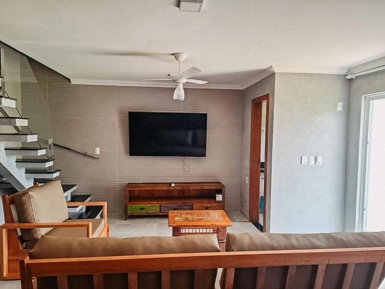 Casa Em A 200m Da Em Arraial D'ajuda, Com 3 Suites, Sala Climatizada, Area Gourmet Privativa, Internet 300mbps, Com Piscinas Adulto E Infantil, Sauna, Quadra De Tenis E Portaria 24hrs. Casa de férias