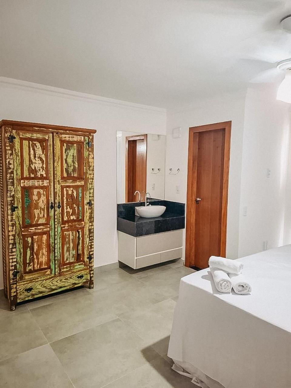 Casa de férias Casa Em A 200m Da Em Arraial D'ajuda, Com 3 Suites, Sala Climatizada, Area Gourmet Privativa, Internet 300mbps, Com Piscinas Adulto E Infantil, Sauna, Quadra De Tenis E Portaria 24hrs.