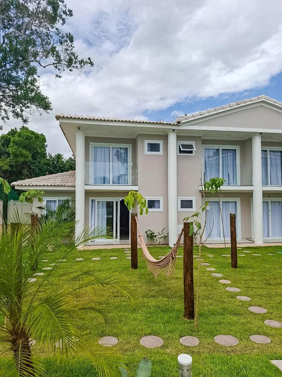 Casa Em A 200m Da Em Arraial D'ajuda, Com 3 Suites, Sala Climatizada, Area Gourmet Privativa, Internet 300mbps, Com Piscinas Adulto E Infantil, Sauna, Quadra De Tenis E Portaria 24hrs. Casa de férias