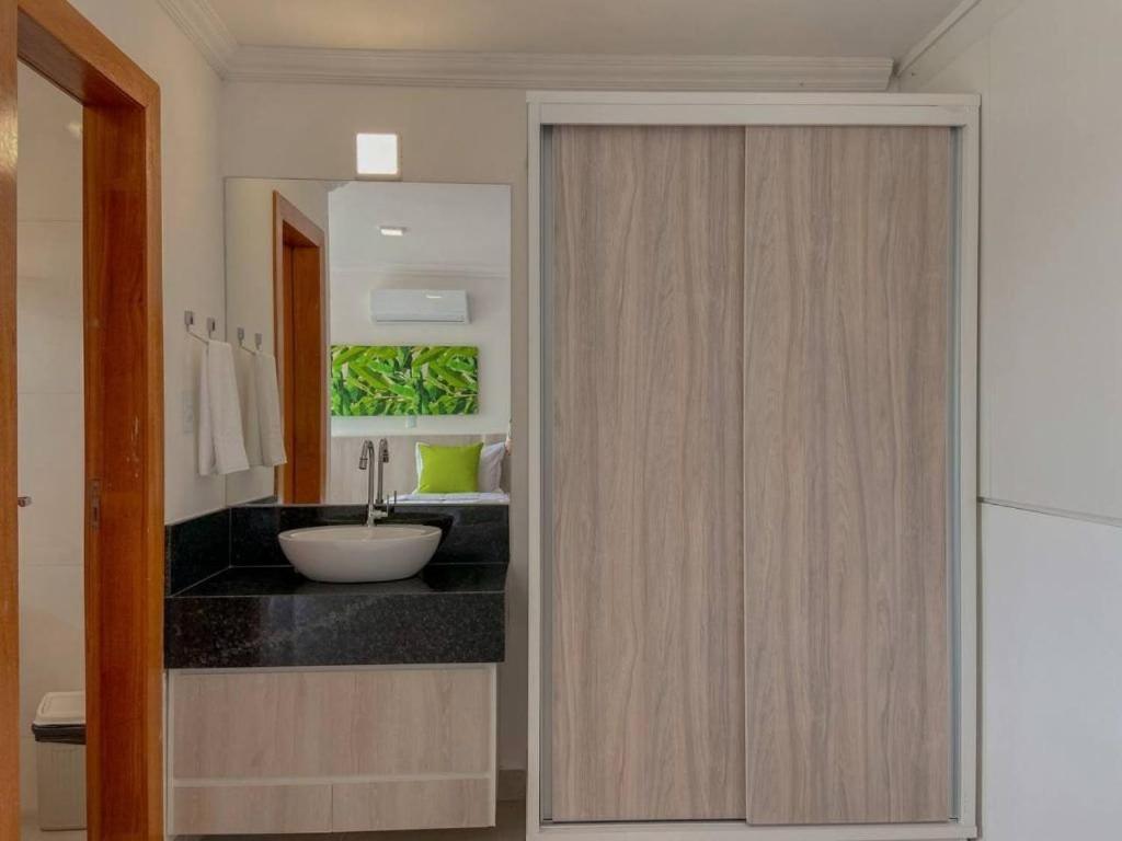 Casa Em A 200m Da Em Arraial D'ajuda, Com 3 Suites, Sala Climatizada, Area Gourmet Privativa, Internet 300mbps, Com Piscinas Adulto E Infantil, Sauna, Quadra De Tenis E Portaria 24hrs. Casa de férias